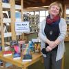 Büchereileiterin Petra Scola hat sich während der Schließung für eine neue Bücherrubrik "New Adult" entschieden. 