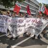 Mit einem Transparent mit der Aufschrift "Trauer statt Hass - gegen Gewalt an Frauen und rechte Instrumentalisierung" ziehen Demonstraten durch die Innenstadt.