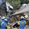 Nach einem Erdrutsch in Kumano suchen Einsatzkräfte der Feuerwehr nach Vermissten. Unwetter haben in Japan dutzende Menschen in den Tod gerissen.