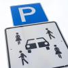 Ein Schild kennzeichnet einen Parkplatz für Carsharing-Fahrzeuge.