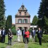 Eine Oase mitten in Dillingen ist das „Künstlerhaus Lothar Schätzl“ mit seinem parkähnlichen Garten. Mitglieder der Kulturerbe-Bayern-Stiftung und der Lothar-Schätzl-Stiftung (Foto) arbeiten daran, dass hier ein offenes Haus für die Kultur entsteht: (von links) Felicitas Söhner, Rudolf Himpsl, Oberbürgermeister Frank Kunz, Dagmar Dietrich, Alexander von Hornstein, Albrecht und Ingrid Witte, Alfred Saur, Landtagsabgeordneter Georg Winter und Werner Bosch präsentierten das Projekt.  	