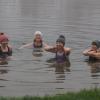 Zwei Mal die Woche gehen Lea Besl, Petra Stark, Ulrike Besl und Birgit Scherer (von links) trotz Temperaturen um die zehn Grad im Merzen bei Rain baden.
