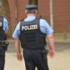 Zwei Streifenpolizisten  mussten sich mit einem 17-Jährigen auf dem Schulhof in Lauterbach auseinandersetzen.