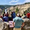 Hinten rauscht der Yellowstone River mehr als hundert Meter in die Tiefe, vorne drängen sich die Urlauber. Nur wenige Besucher befolgen die Aufforderung, eine Maske zu tragen.