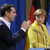 Angela Merkel wirft Griechenlands Ministerpräsiden Alexis Tsipras einen ernsten Blick zu. Die Bundeskanzlerin soll sich angeblich auf eine Pleite Griechenlands vorbereiten.