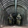 Israelische Soldaten durchsuchen einen Tunnel, der nach Angaben des Militärs von militanten Hamas-Kämpfern für den Angriff auf den Grenzübergang Erez im nördlichen Gazastreifen genutzt wurde. 