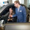 Anna Maria Barisch (BMW Reisacher) lässt sich vom ehemaligen Auszubildenden Johannes Seibold die Besonderheiten des neuen BMW erklären.