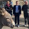 Esel Gustav wird einer der tierischen Mitarbeiter auf dem ersten Bauernhof-Kindergarten im Landkreis. Diana Stierhof (von links) mit Sohn Emil, Felix Wallström und Frank Stierhof starten im September 2024 in Dornheim.