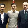 Ilkay Gündogan und Mesut Özil posieren zusammen mit dem türkischen Präsidenten Erdogan.