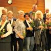 Die zahlreichen anwesenden Helfer erhielten bei der Feier vom Vorsitzenden des Vereins, (Dr.) Bernd Heise (ganz hinten Dritter von rechts), Blumen. 	