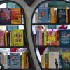 Am Stand der Ullstein Buchverlage Berlin auf der Frankfurter Buchmesse wird die Büchereule mit Büchern bestückt. 