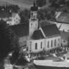 Eine Luftaufnahme der Kirche mit Oberdorf von 1956. 

