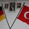 Das Bild des neuen Bundespräsidenten Steinmeier hängt bereits in der Teestube von Ditib Günzburg – neben Staatsgründer Atatürk und Präsident Erdogan. 