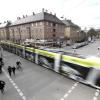 Die Kreuzung Rosenau-/Pferseer Straße ist ein Knackpunkt bei der Planung der Linie 5 (im Bild eine Straßenbahn der bestehenden Linie 6 nach Stadtbergen).