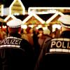 Die Polizei zeigt, wie auf diesem Bild des vergangenen Jahres, „verstärkt“ Präsenz auf dem Ulmer Weihnachtsmarkt. Zusätzlich werden Zugangswege dieses Jahr mit Deltablocks abgesperrt. 