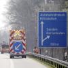 An der Hauptverkehrsdrehscheibe im Sendener Norden wird es in den nächsten Wochen eng. Das Staatliche Bauamt in Krumbach lässt dort den Fahrbahnbelag austauschen.