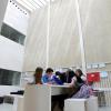 Im Schmuttertal-Gymnasium in Diedorf lernen Schüler in offenen Lernlandschaften. Die Architektur wurde jetzt ausgezeichnet. 	