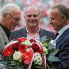 Der Ehrenpräsident des FC Bayern, Franz Beckenbauer (l), erhält vom FC Bayern Vorstandsvorsitzenden Karl-Heinz Rummenigge einen Blumenstrauß.