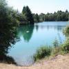 Der Auensee liegt idyllisch in einem Waldstück nicht weit von der Lechstaustufe 22. Er lockt im Sommer täglich viele Besucher an.