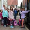 „Sicher zur Schule – sicher nach Hause“ ist das Motto der Gemeinschaftsaktion von Polizei und Grund- und Mittelschule am Aschberg. Damit die neuen Schüler im September sicher im Klassenzimmer ankommen, durchlaufen sie ein Training. Beim ersten Stopp in Aislingen warten die Kinder schon begeistert. 