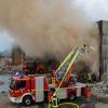 Am frühen Mittwochmorgen ist auf einem Recyclingbetrieb in Bächingen ein Feuer ausgebrochen. 80 Einsatzkräfte der umliegenden Feuerwehren brachten den Brand unter Kontrolle. Die Brandursache ist noch unklar, offenbar hat sich ein Müllhaufen durch chemische Prozesse selbst entzündet. 	