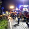 Einsatzkräfte der Feuerwehr arbeiten an einem Unfallort.