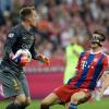 Fußball Champions League Halbfinale Rückspiel: FC Bayern München - FC Barcelona am 12.05.2015 in der Allianz Arena in München (Bayern). Münchens Robert Lewandowski (r) und Torwart Marc-Andre ter Stegen von Barcelona . Foto: Andreas Gebert/dpa +++(c) dpa - Bildfunk+++