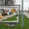 Unbekannte haben in Wertingen Werbebanner für das Testzentrum der Stadt im Bliensbacher Schullandheim aufgeschlitzt. 
