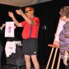 Entsprechend eines Bildes, das Bärbel aus dem Publikum gemalt hatte, präsentierte sich Manfred Haber im spannenden Striptease in rotem Hemd, schwarzer Hose, blauen Hosenträgern, grünen Socken und gelber Brille. 