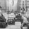 Geschichtsträchtiger Ort: Sowjetische (hinten) und amerikanische Panzer stehen sich im Oktober 1961 an der Berliner Sektorengrenze in der Friedrichstraße gegenüber.