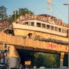 Die „Alten Utting“ hat auf einer Eisenbahnbrücke über der Münchner Lagerhausstraße als Ausflugslokal eine neue Heimat gefunden. 