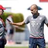 Pep Guardiola (r) spricht mit seinem Assistenten Hermann Gerland beim Trainingsauftakt des FC Bayern.
