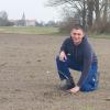 Simon Häfele, der Sohn von Stefan Häfele, organisiert in dem Familienbetrieb den Pflanzenbau. Er kontrolliert, ob der kürzlich gesäte Weizen bereis keimt – was zur Freude der Landwirte der Fall ist.  