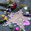 Blumen und Kerzen liegen in Los Angeles neben der Sternen-Plakette von Tom Petty and the Heartbreakers auf dem Walk of Fame.