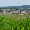 Wettenhausen liegt schön im Grünen. Eine Voranfrage, auf den nahen Hügel zu bauen, stößt im Gemeinderat auf Skepsis. 	