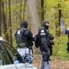 Ein Großaufgebot der Polizei riegelt wenig später den Augsburger Siebentischwald  ab.