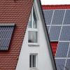 Zum energieoptimierten Bauen gehören auch ausreichend Solarzellen auf den Dächern. 	