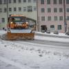 Winter Impression Straßenverkehr verschneite Straße Hauptplatz Winterdienst Schneeräumer