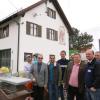 Anton Arnold, Paul Arnold, Bürgermeister Erich Nagl, Karl Gamperl vom Bauamt, Feuerwehrkommandant Ernst Rösner, Franz Schwabbauer, 3. Bürgermeister Markus Waschka, Martin Hammermüller und Gemeinderat Peter Fiehl (von links) beim Spatenstich zur Erweiterung des Taitinger Feuerwehrhauses.