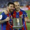 Sowohl Lionel Messi (l) als auch Andres Iniesta haben mit Barcelona 30 Titel gewonnen. Foto: Francisco Seco