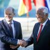 Bundeskanzler Olaf Scholz (links, SPD) und António Costa, der Ministerpräsident von Portugal, stehen in der Hauptstadt Lissabon nach der Pressekonferenz zusammen.