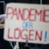 Mehrere Anhänger der "Querdenken"-Bewegung haben sich am Freitagabend auf einer Corona-Demo in der Weißenhorner Innenstadt geäußert.  