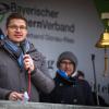 Schon früh machten sich Landwirte aus dem Landkreis auf den Weg nach Nördlingen zum Protest. Der Verkehr staute sich auf der B25 und in der Innenstadt. Über 1000 Traktoren waren auf der Kaiserwiese.