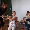 Musiklehrerin Bettina Schmid gibt den Kindern Tipps, wie sie die Querflöte ausprobieren können. 
