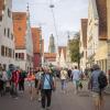 Was gab es da auf dem Altstadtflohmarkt in Nördlingen am Samstag nicht alles zu entdecken: Spielsachen, Kleider, Schuhe, Schmuck, Kunstgegenstände oder Körbe. Gerade am Vormittag war der Flohmarkt sehr gut besucht, die Besucherinnen und Besucher bummelten durch die Straßen. Unser Fotograf Josef Heckl war mit seiner Kamera unterwegs und hat einige Impressionen eingefangen.