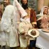 Ein Ausschnitt aus der Krippenszene rund um die Hochzeit zu Kana, die in der Kirche Thierhaupten zu sehen ist. Sie zeigt einen jungen Diener, der Kuchen für die Hochzeitsgesellschaft in den schmucken Palast bringt. 	