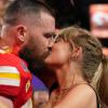 Taylor Swift küsst Kansas City Chiefs Tight End Travis Kelce.