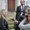 Bereitwillig beantwortete die gekündigte Erzieherin nach der Verhandlung in Donauwörth die Fragen der TV-Reporter. Hinten: der Anwalt der Frau.