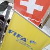 Die FIFA reagiert auf die Festnahmen in der Schweiz und suspendiert betroffene Funktionäre.