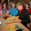 Daniela Kulot las in der Grundschule Eurasburg aus ihren Büchern vor, die die Fantasie der Kinder anregen. 
